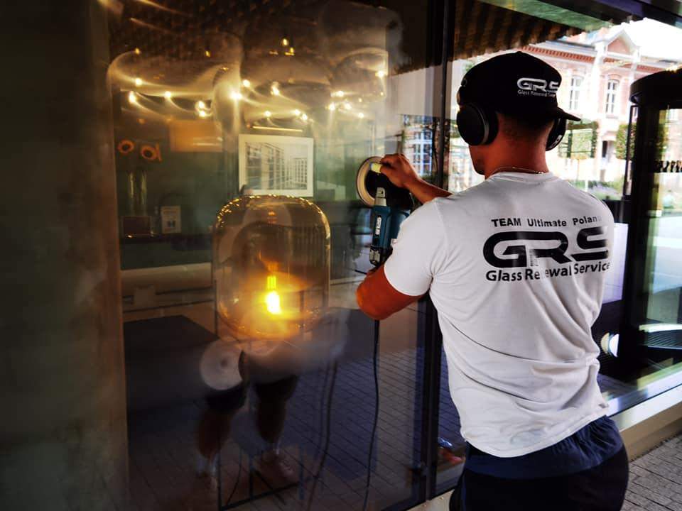 Polerowanie witryn sklepowych