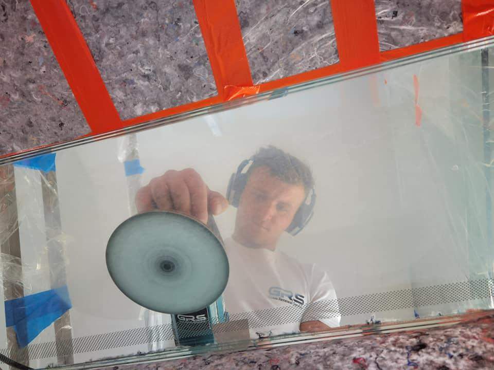 Usuwanie graffiti z szyb